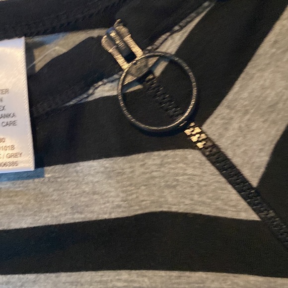 NWT No Boundaries Black & Gray Horizontal Striped T-shirt - Picture 4 of 7